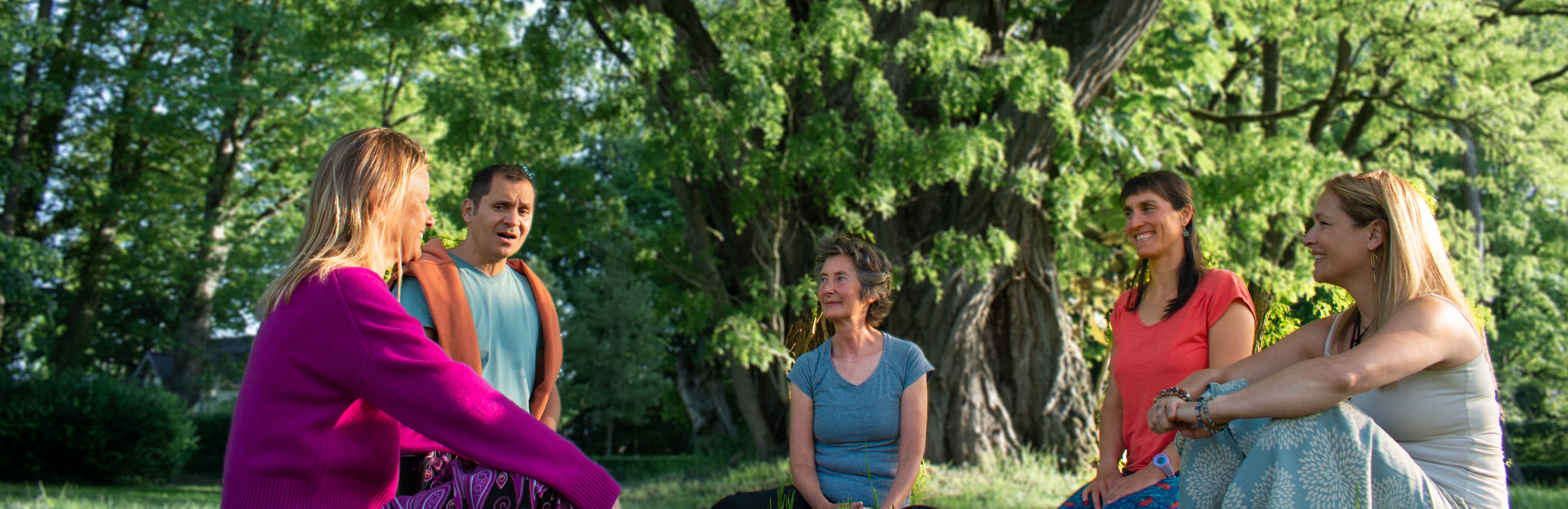 Bandeau Équipe - Groupe de personnes assises en cercle sous un arbre